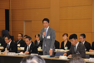 甲賀地区区長会総会で挨拶する市長