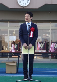 第１４回甲賀市民駅伝競走大会で挨拶する市長