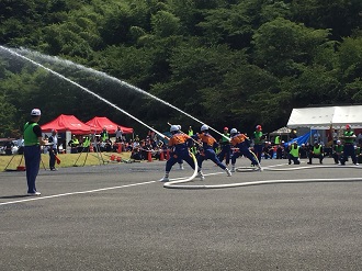 県消防操法訓練大会放水の様子