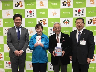藤川選手と市長・教育長の記念写真