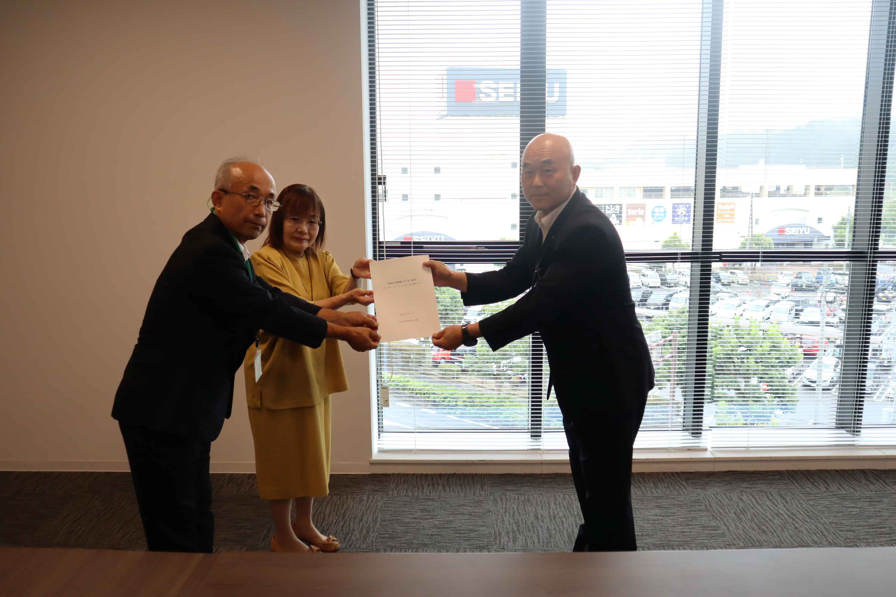 社会教育委員と教育長の写真