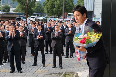 初登庁する市長