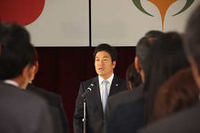 職員に挨拶する市長