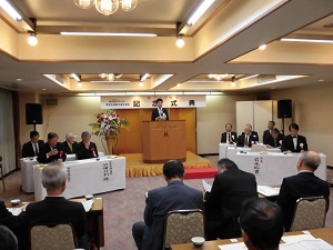 記念式典で挨拶する市長