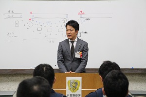 挨拶する市長