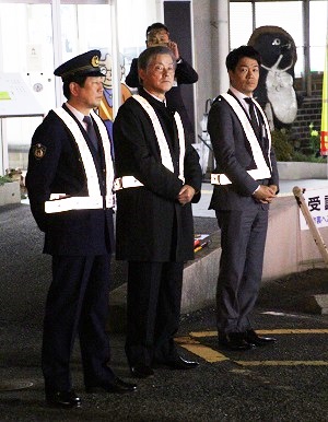 警察官を見送る市長