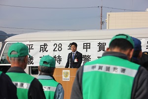 挨拶する市長