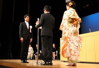 市長に成人の誓いを述べる新成人