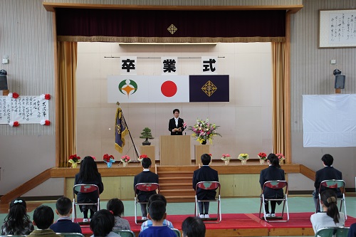 卒業式で式辞を述べる市長