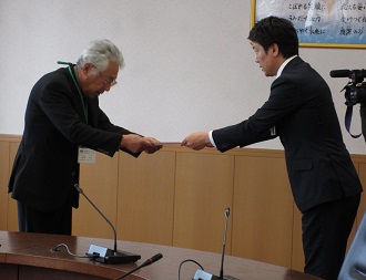委嘱状を交付する市長