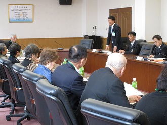 結婚支援員に挨拶する市長