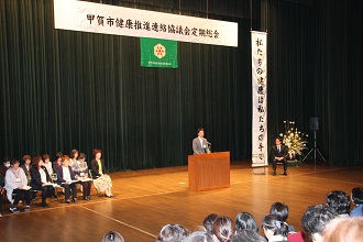 交付式で挨拶する市長