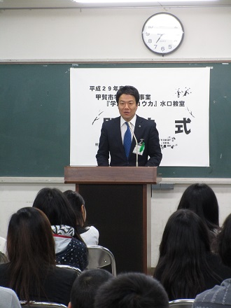 開校式で挨拶する市長