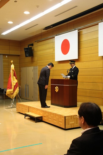 辞令交付する市長