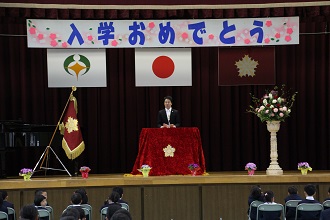 小学校の入学式で式辞する市長