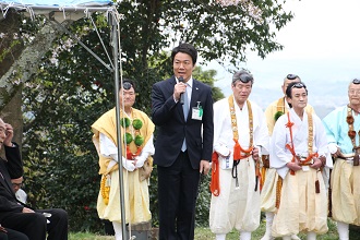 阿迦之宮例祭で挨拶する市長