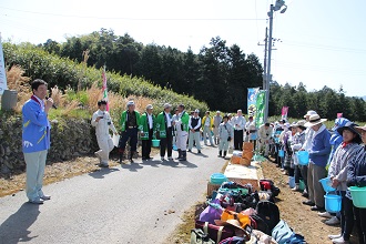 茶摘み前に挨拶する市長