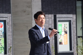 新庁舎業務開始にあたり挨拶する市長