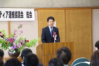 総会で挨拶する市長