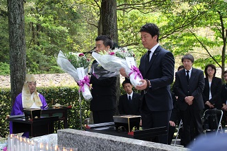 献花する市長
