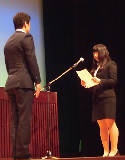 激励会で決意を述べる新就職者