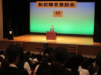 激励会で挨拶する市長