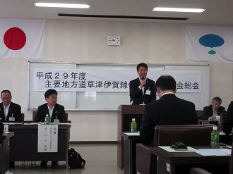 総会で挨拶する市長