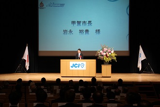 式典に登壇する市長