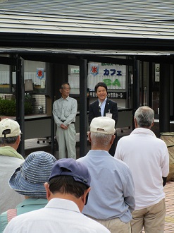 ゆうゆう水口クラブの皆さんに挨拶する市長