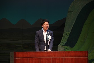 鈴鹿馬子唄全国大会で挨拶する市長