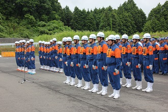 激励を受ける市消防団員