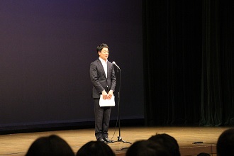 ミュージカル前に挨拶する市長