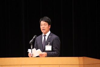 つどいで挨拶する市長