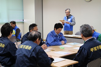 総合防災訓練の説明を受ける市長