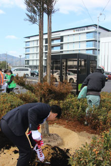 記念植樹を行う市長