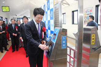 甲賀駅でICOCAを使用する市長