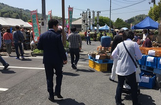 春のしがらき駅前陶器市を散策する市長