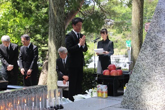 慰霊碑前で追悼法要する市長