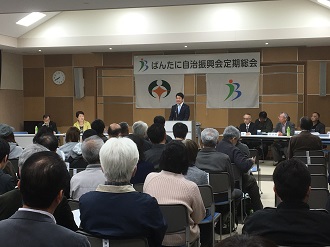 自治振興会総会で挨拶する市長３