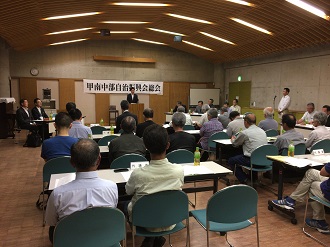 自治振興会総会で挨拶する市長１