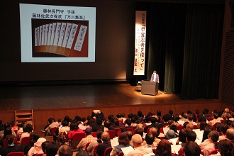 講演する磯田道史さん