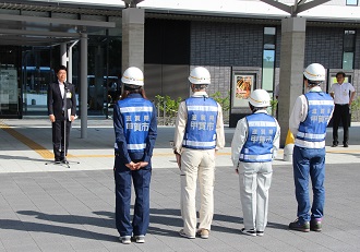 派遣する職員に言葉をかける市長