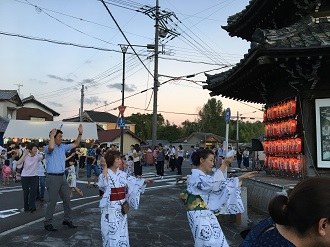 盆踊りをする市長