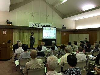 ゆうゆう甲賀クラブで挨拶する市長