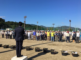 挨拶する市長