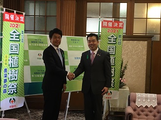 鹿深夢の森に会場が決定して握手する市長と知事