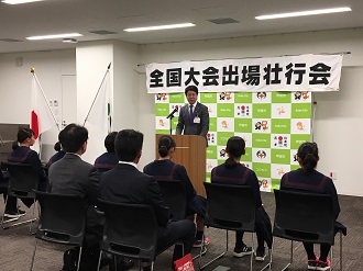 壮行会で激励する市長