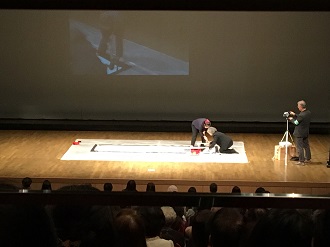 書道を披露する金澤さん
