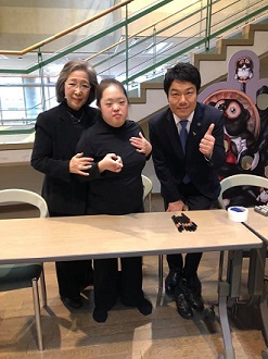 金澤翔子さんと記念写真撮る