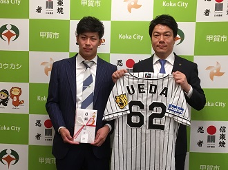 市長と植田選手の記念写真